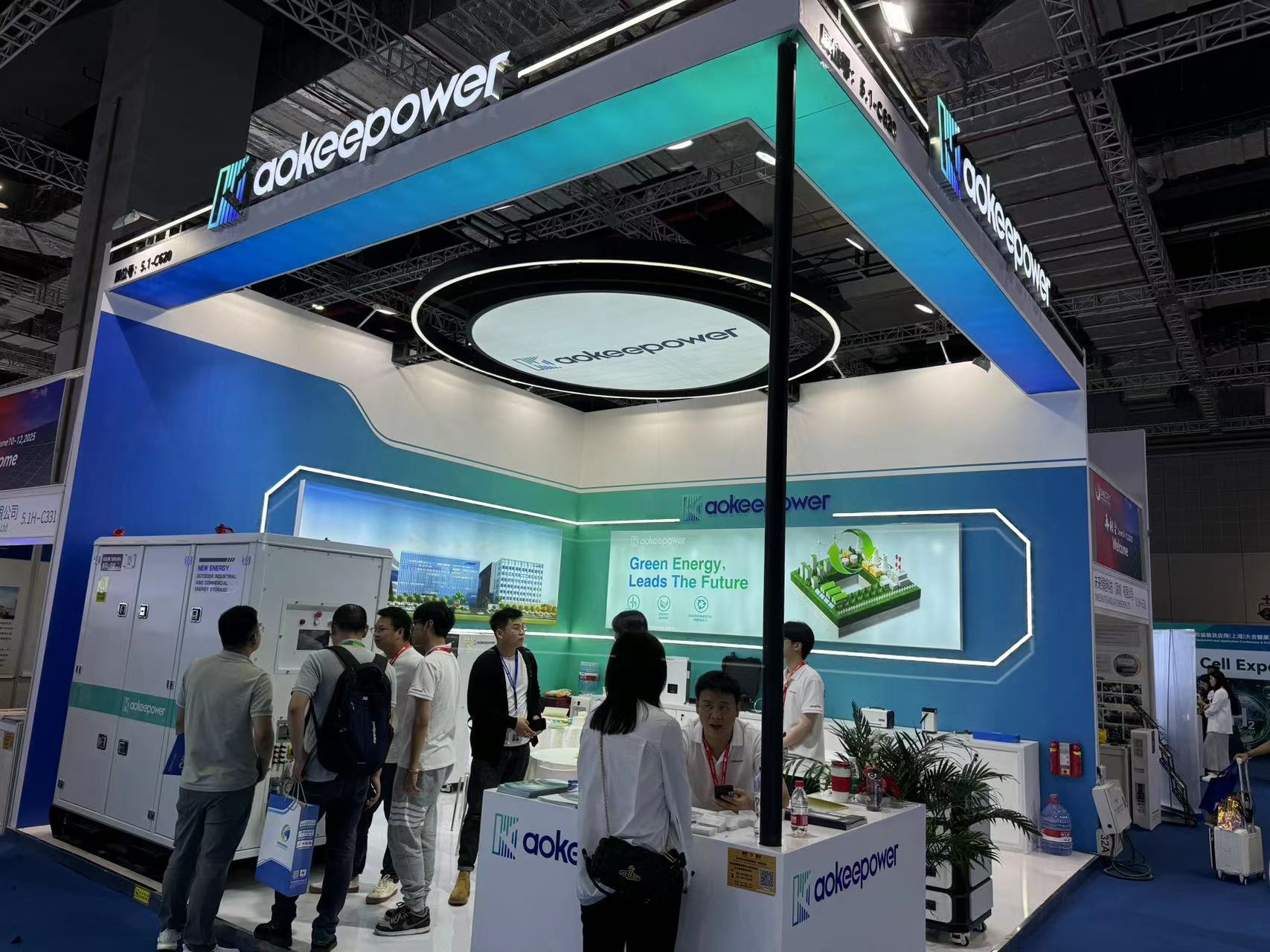 AOKE-Stand auf der Intersolar, der Fachmesse für Solarwirtschaft weltweit.