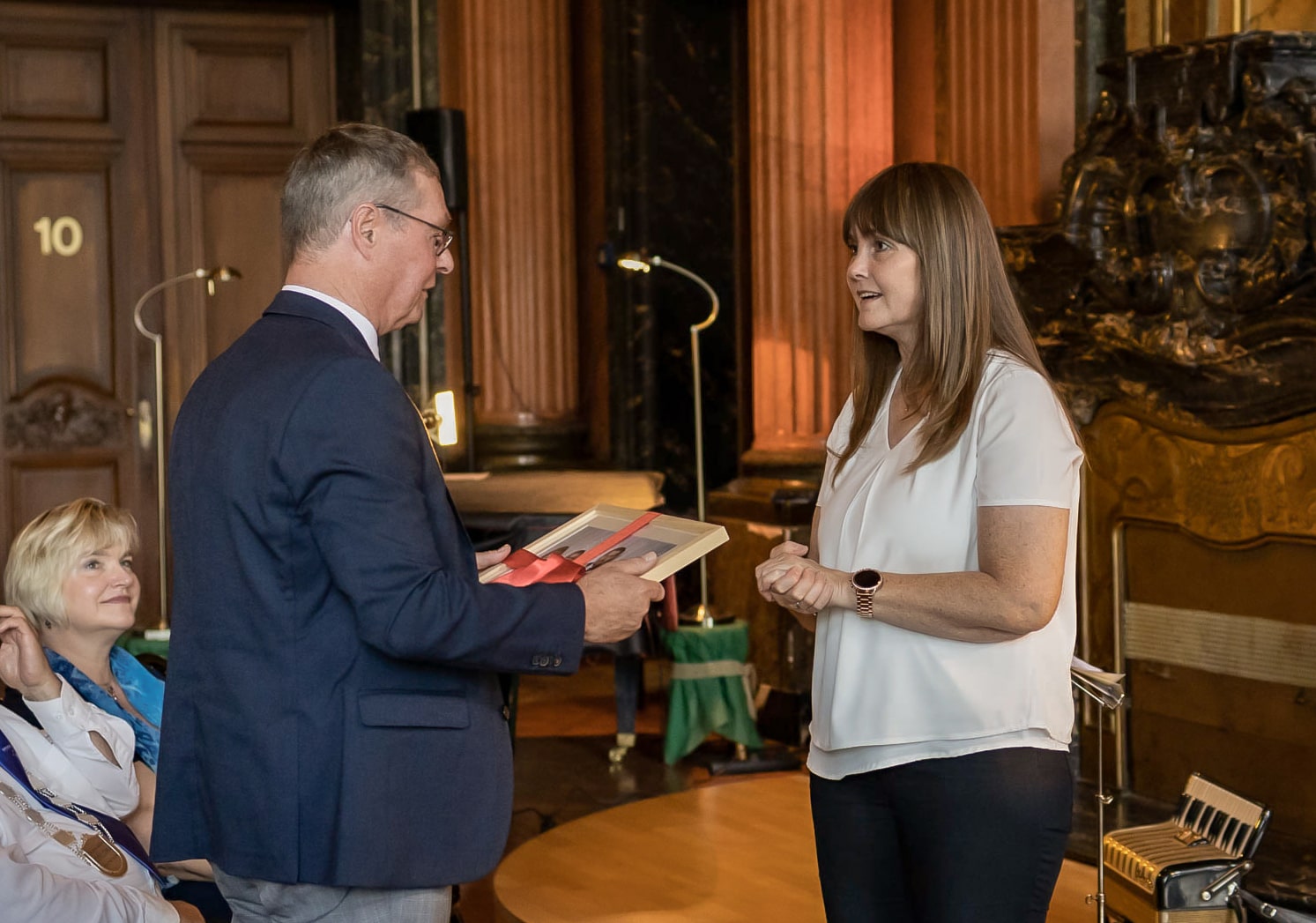 Feierliche Verabschiedung: DIPLOMA-Präsidentin Prof. Dr. Michaela Zilling dankt Prof. Dr. Uwe Völkening für vier Jahrzehnte an der DIPLOMA.