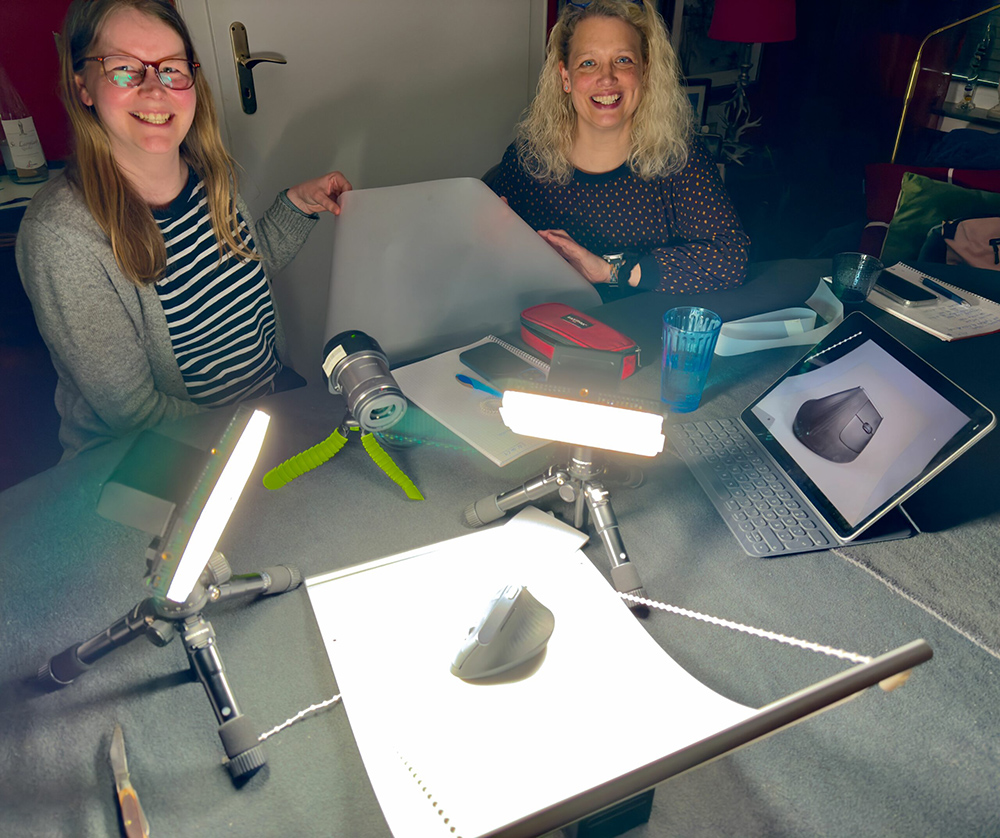Im improvisierten Fotostudio am Werk: Birgit Ohrdorf und Pia Stein