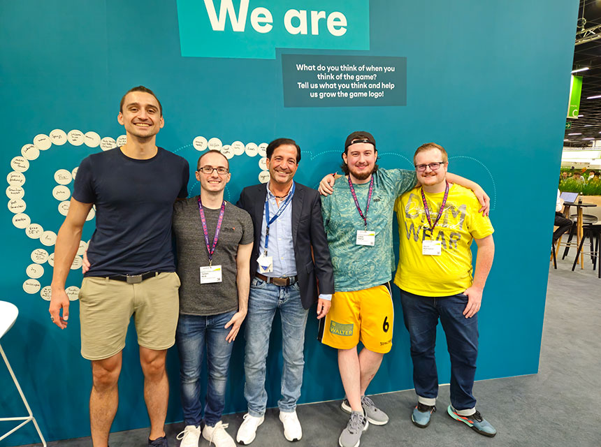 Das DIPLOMA-gamescom-Team: Leon, Julien, Prof. Dr. Giovanni Vindigni, Lukas und Kevin