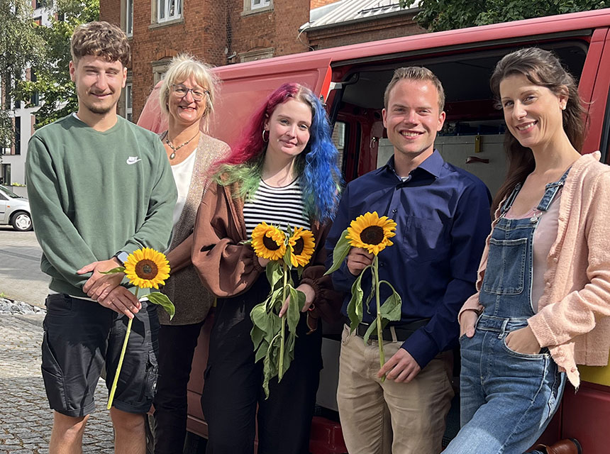 Sonnenblumen zum Abschluss – herzlichen Glückwunsch an Lucas, Katrin und Florian (v. li.)! Erstprüferinnen waren die Craft Design Dozierenden Karina Michaelis (re.) und Antje Langner (2. v. li.).