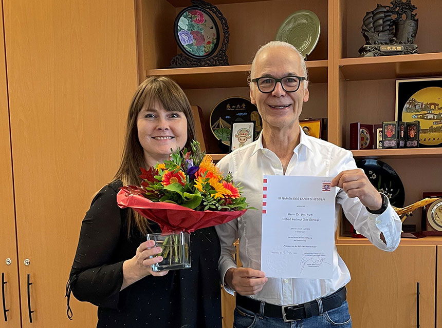 Herzlichen Glückwunsch! DIPLOMA-Präsidentin Prof. Dr. Michaela Zilling überreicht Prof. Dr. Robert Schleip feierlich die Ernennungsurkunde zur Professur.