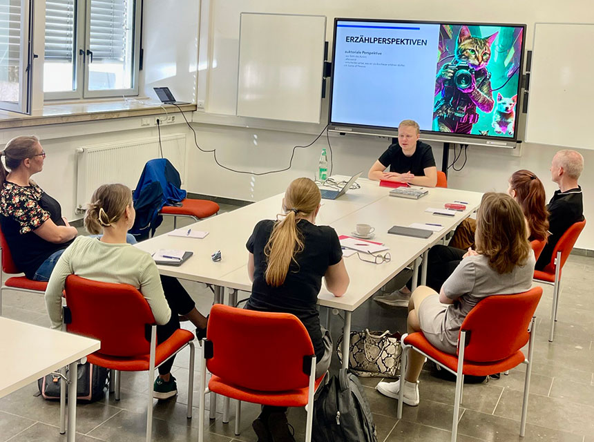 Die Teilnehmenden des diesjährigen Writers Camps bei der Projektarbeit in Hannover