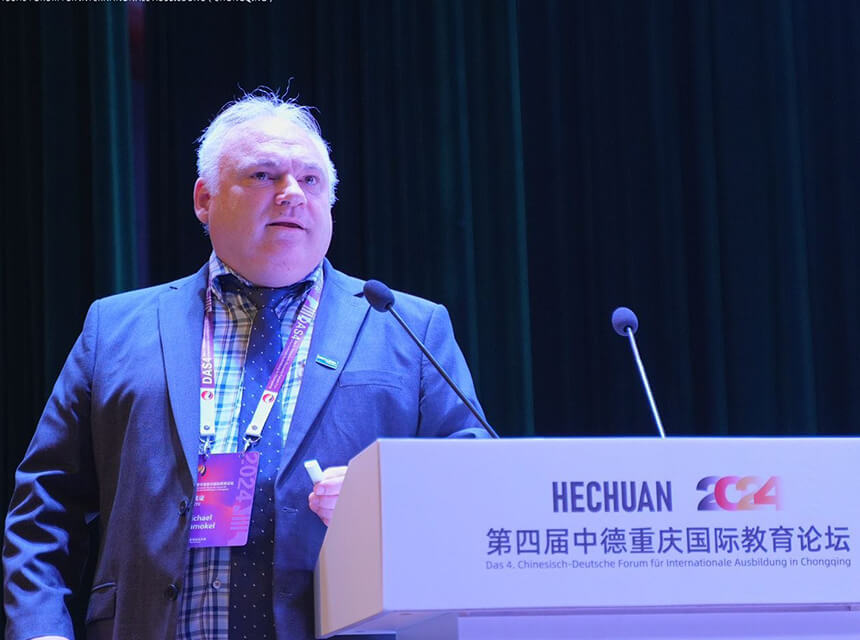 Prof. Dr. Michael Namokel bei seinem Vortrag im Hauptforum vom 4. Chinesisch-Deutschen Forum für internationale Ausbildung (CDIA)
