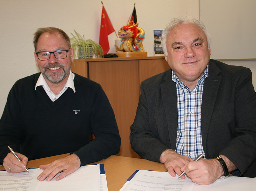 Prof. Dr. Michael Namokel (re.) und Bürgermeister Frank Hix freuen sich über die vertiefte Kooperation zwischen Stadt und Hochschule. Foto: HNA