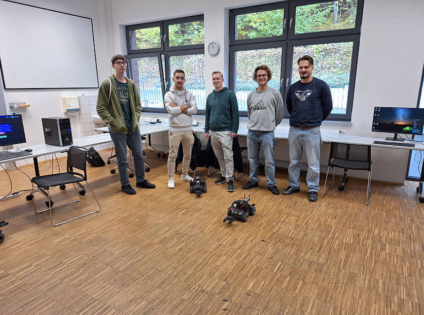Die fünf Auszubildenden der Firma Frimo beim Herbst-Workshop „Robotik“ am DIPLOMA-Hauptstandort in Bad Sooden-Allendorf.