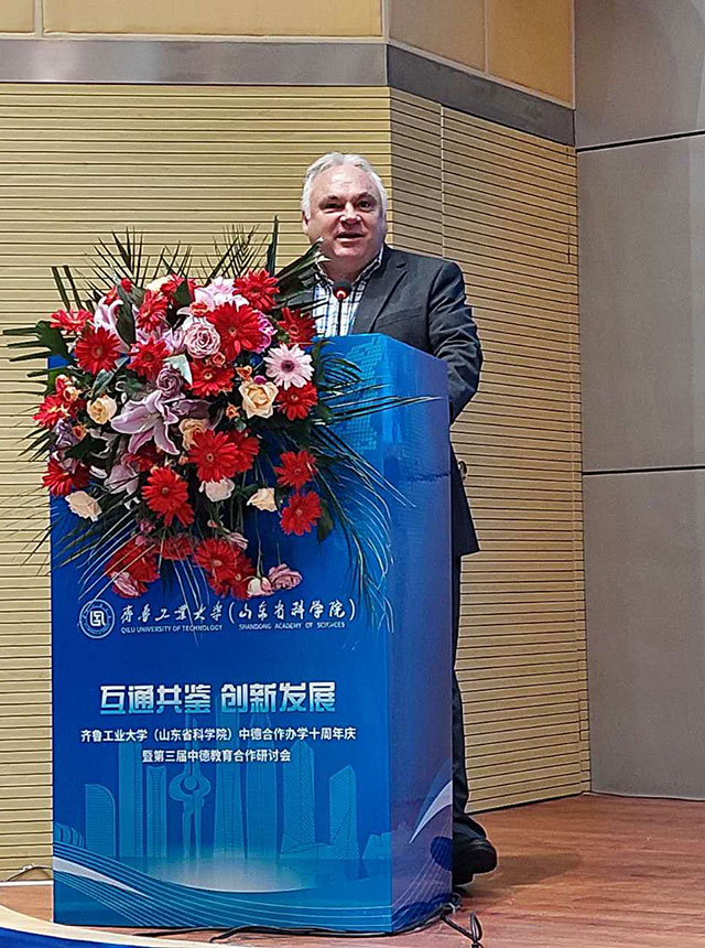 Prof. Dr. Michael Namokel hält eine Laudatio zum zehnjährigen Jubiläum in Jinan an der Qilu Universität.