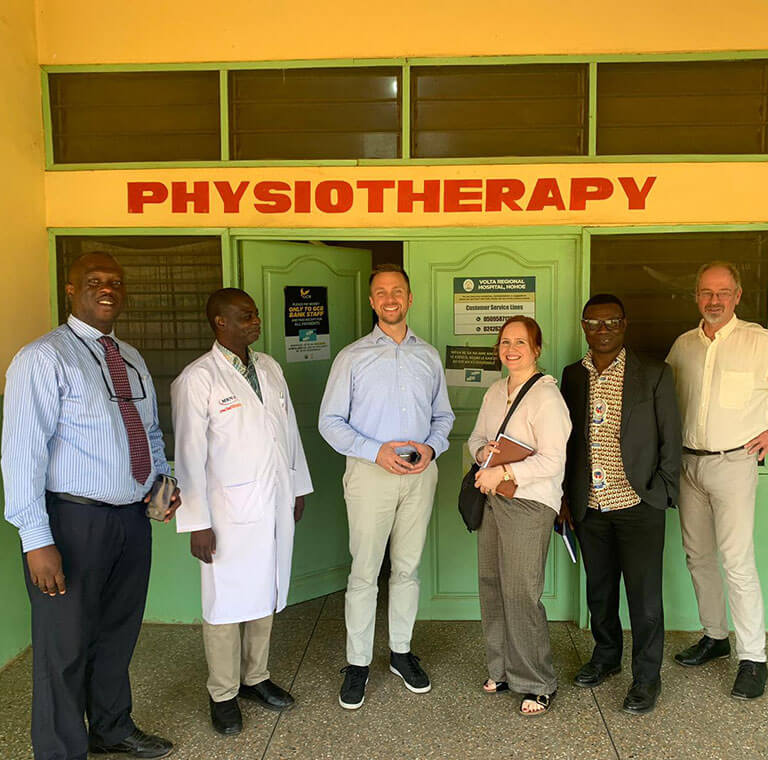 Besuch des Krankenhauses in Hohoe, durch das Team der DIPLOMA Hochschule: Prof. Dr. Christoph Egner (3. von links), Dr. Stefanie Winkler-Hahn (3. von rechts) und Dr. Carsten Kolbe (1. von rechts)