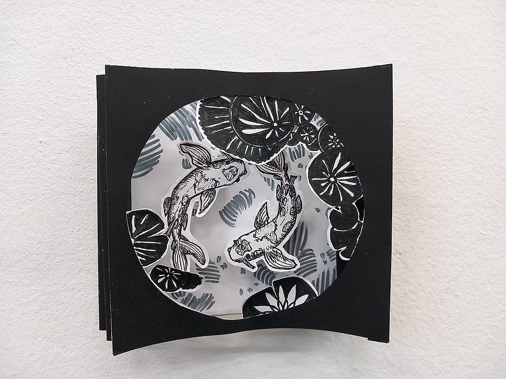 Illustratives Tiefenspiel: Eine feine Komposition aus Illustration und Papierkunst schafft dreidimensionale Tiefe.