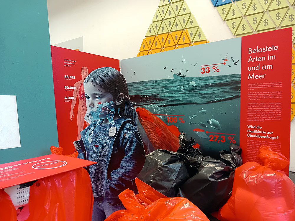 Bewusstsein schaffen – Plastikverschmutzung visualisiert:  Eine eindrucksvolle Inszenierung, die zum Nachdenken über unseren Umgang mit Plastik anregt.