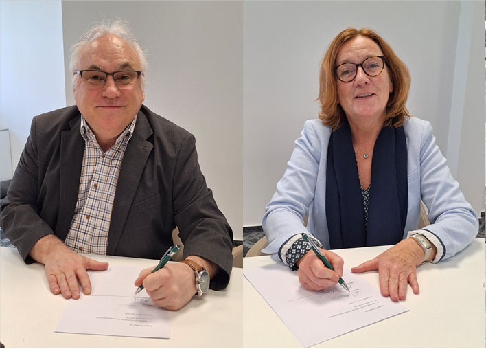 Heike Lube und Michael Namokel unterzeichnen die Eintragung des Vereins Sharing Future e. V. in das Vereinsregister.