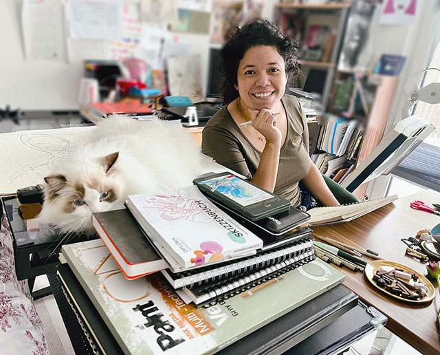 Lorena &amp; ‚Arthur von Ammerbachtal‘ – Wenn eine designaffine Katze den Online-Studienalltag in ein kreatives Erlebnis verwandelt.