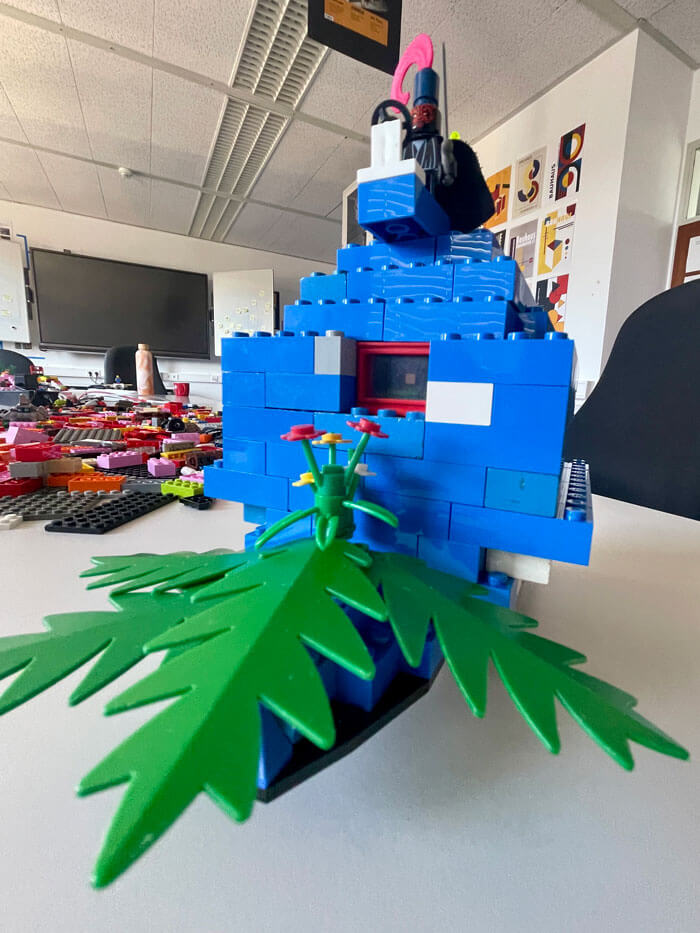 Physische Metapher: Future-Camp-Dreierteams bauten "Hoffnungsträger" aus LEGO als greifbares Sinnbild ihrer Zukunftsentwürfe.
