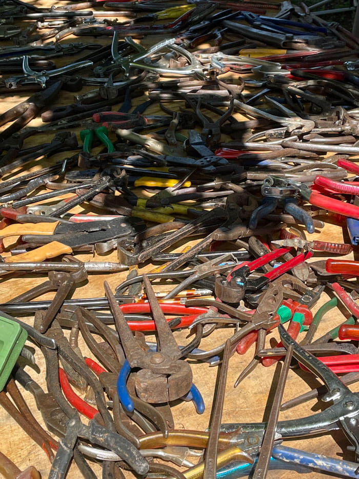 Zwischen Tool-Check und Konzept: Beim Flohmarkt-Besuch erforschten die Studierenden, dass es im Design um gedankliche Entwürfe geht.