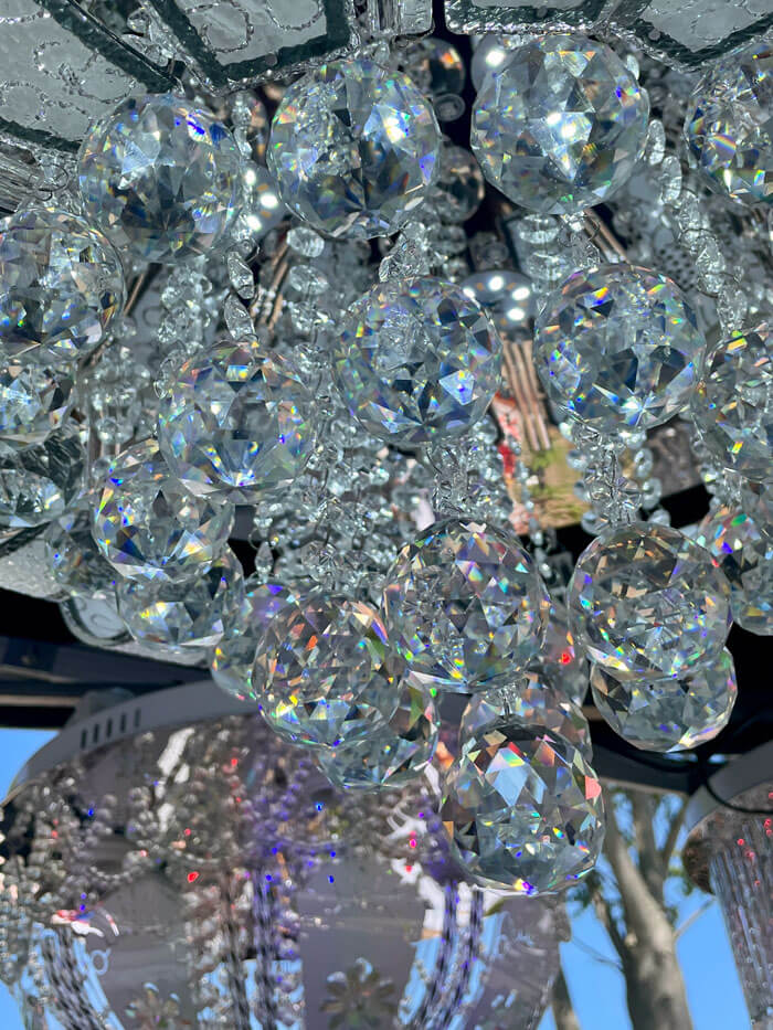 Kitsch-Impulse vom Flohmarkt: Die "Bling-Bling"-Kristallprismen haben herausgefordert, ästhetische Grenzen zu hinterfragen und in die Designkonzepte zu integrieren.