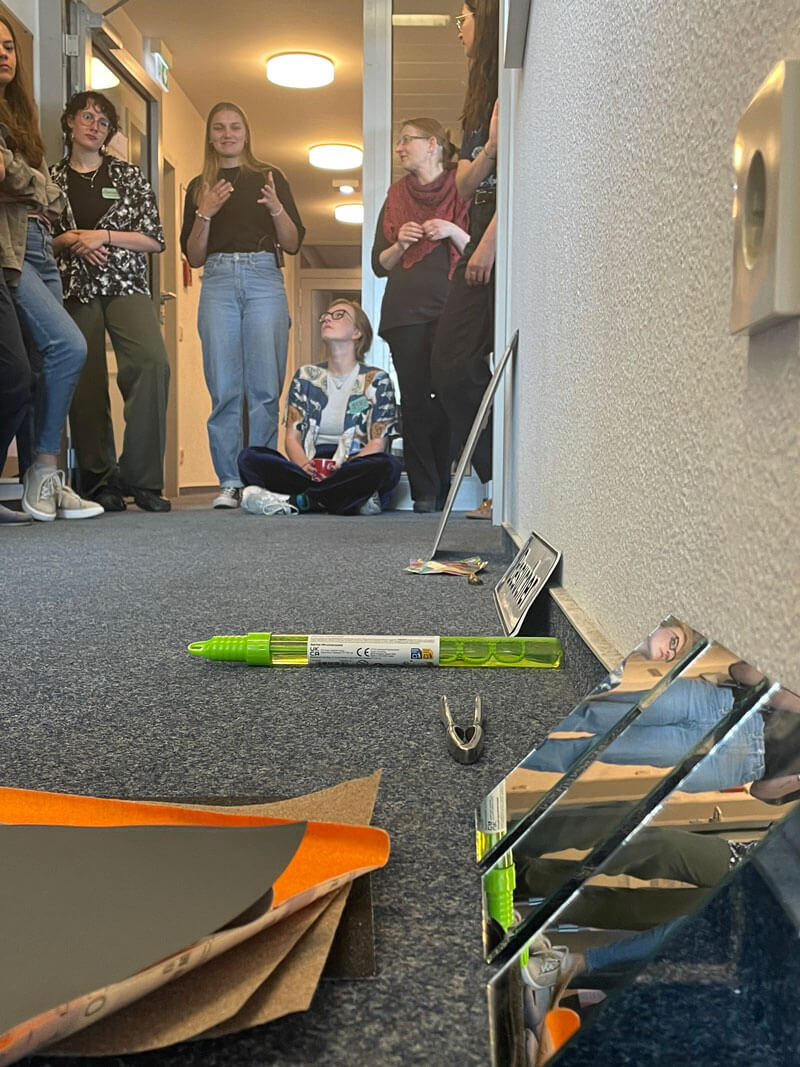 Sprechende Objekte: Mitgebrachte Flohmarkt-Spiegelfragmente dienten als Impulsgeber für die Aufgabe „sprechende Objekte“ zu präsentieren und Perspektivwechsel anzustoßen.