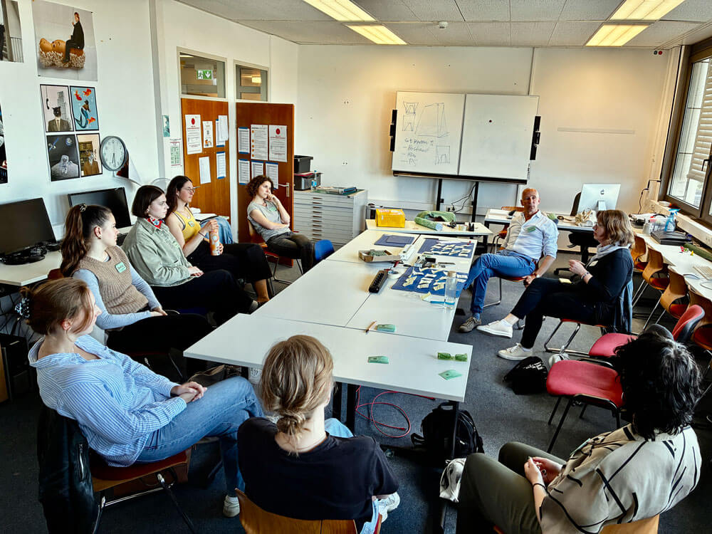 Design als Gespräch: Im digitalen Alltag dominiert das Wort – die Workshop-Teilnehmer:innen erweiterten das Atelier um Körperlichkeit und Sinnlichkeit.