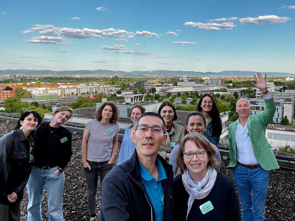 Gruppenkonzeption live: Die Aufgabe war, ein aussagekräftiges Gruppenbild zu entwickeln – hier verschmolz das Mannheim-Panorama mit dem Online-Teamgefühl.