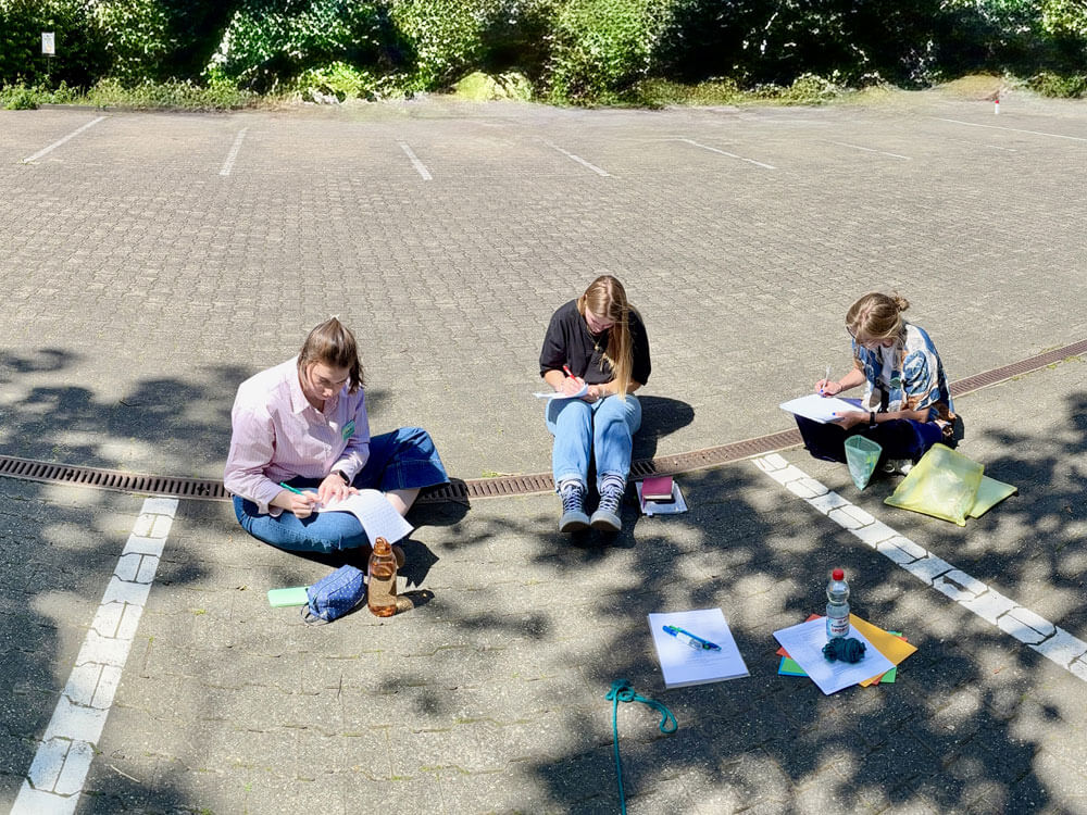 Schreibend verdeutlichten sich die Studierenden Szenarien über den "Future Cone" ... bei bestem Wetter natürlich draußen.