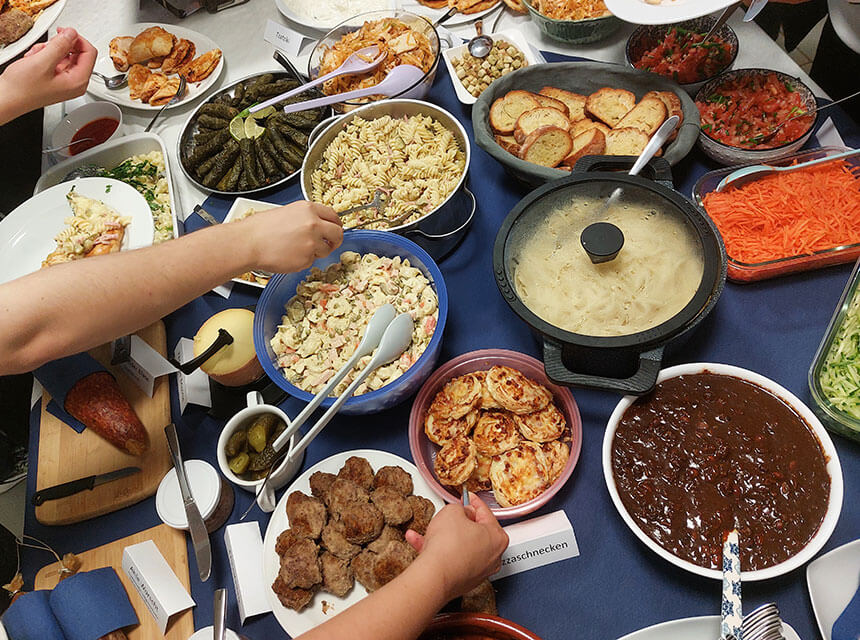 Das Buffet ist eröffnet! Kulinarische Spezialitäten aus Hessen, Deutschland, China und anderen Ländern wurden angeboten.