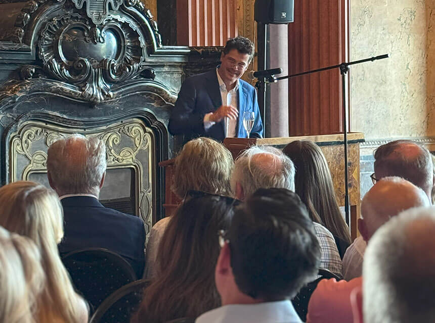 Geschäftsführer Prof. Dr. Andreas Blindow bedankte sich in seiner Rede beim Sommerempfang 2025 bei allen Mitarbeiterinnen und Mitarbeitern sowie Kooperationspartnern und mit der Bildungsgruppe verbundenen Personen für ihr Engagement.