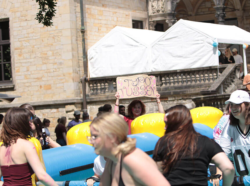 Ausgelassene Stimmung beim Menschkicker-Turnier, während des Sommerfests der Schüler:innen am Freitag Nachmittag.