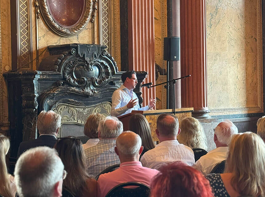 Bückeburgs Bürgermeister Axel Wohlgemuth bedankte sich u. a. bei der Bildungsgruppe rund um die Familie Blindow für ihr Engagement in Bückeburg.
