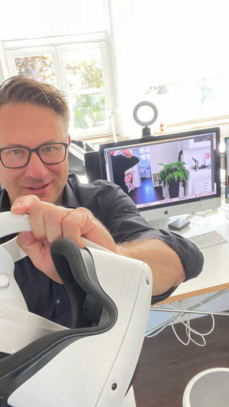 Studiengangsleiter Daniel Nusser präsentiert das zentrale Werkzeug der Lehrveranstaltung – die VR-Brille.