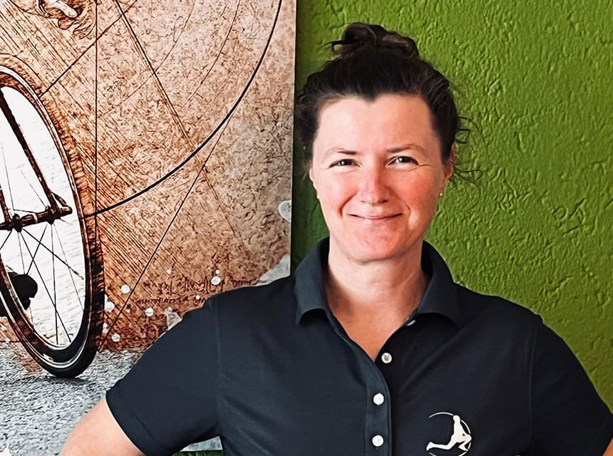 Claudia Peuker, ausgebildete Physiotherapeutin (sektorale Heilpraktikerin). Schwerpunkte: Sportphysiotherapie, Manuelle Therapie (osteopathisches Konzept), Osteopathie für Kinder und Erwachsene.