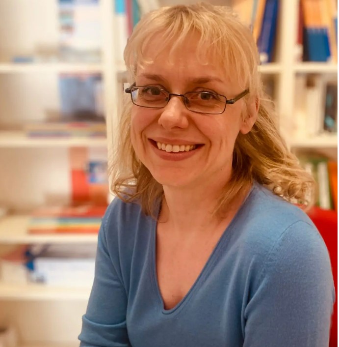Elisabeth Lange, ihr therapeutisches Profil umfasst u. a. die Behandlung von Sprach-, Sprech-, Stimm- und Schluckstörungen, das therapeutische Trachealkanülenmanagement.