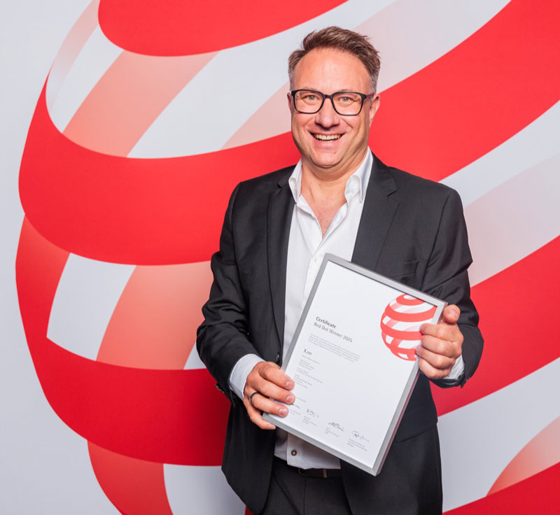 Glücksmoment: Red-Dot-Preisträger Daniel Nusser hält die offizielle Urkunde des Awards 2025 in den Händen.