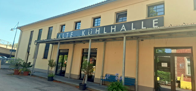 Außenansicht der „Alten Kühlhalle“ in Coburg, Standort des Gründerzentrums Zukunft.Coburg.Digital.