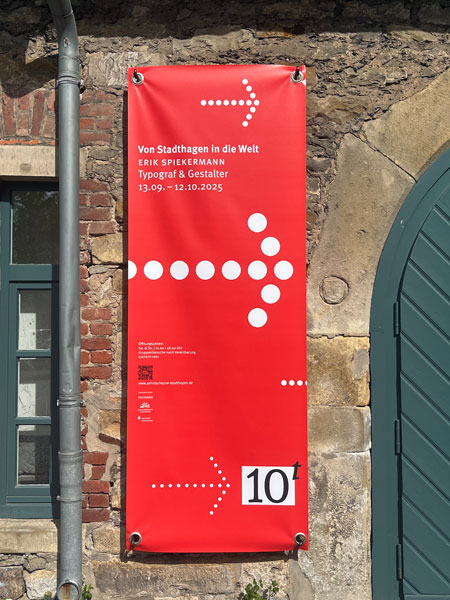 Ausstellungsbanner an der Zehntscheune Stadthagen: „Von Stadthagen in die Welt – Erik Spiekermann, Typograf &amp; Gestalter“, 13.09.–12.10.2025.