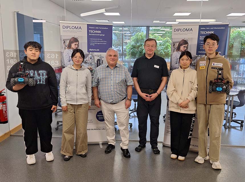 Das Messe-Team der DIPLOMA in Witzenhausen: Ruoxuan Gao, Qi Wang, Michael Namokel, Mario Wagner, Jingnan Li, Zhiqiang Jiao (v.li.)