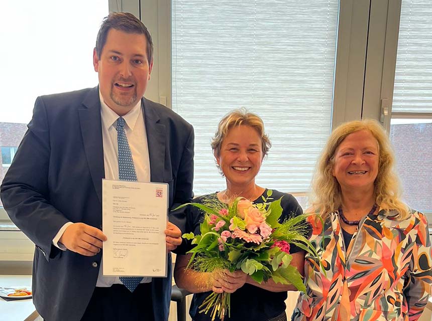 Herzlichen Glückwunsch! Prof. Dr. Stephan Convent und Prof. Dr. Sabine Skalla (re.) gratulieren Dr. Ulrike Schwarze zur Professur.