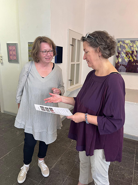 Bärbel Kühne (Dekanin des Studienganges Craft Design) tauscht sich mit Magda Jarzabek aus