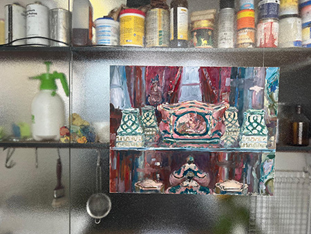 Kunstwerk von Magda Jarzabek hängt vor Glaswand