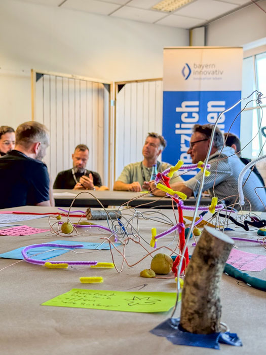 Interdisziplinäre Zusammenarbeit in Linz: Kreative Prototypen und Diskussionen im Netzwerk von Bayern Innovativ. Bild: Bayern Innovativ GmbH, Christoph Raithel