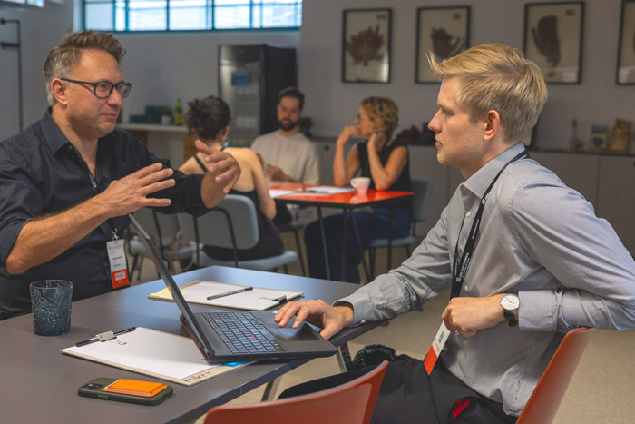Austausch über Robotik, Prävention und Interaktionsdesign – die Workshops in Linz boten wertvolle Impulse für die Lehre im Studiengang Prozess- und Produktdesign. Bild: Bayern Innovativ GmbH, Christoph Raithel