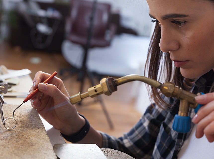 Das Craft Design Studium richtet sich an kreative Handwerker:innen – von der Goldschmiedin bis zum Maler, Tischler oder Zimmermann.