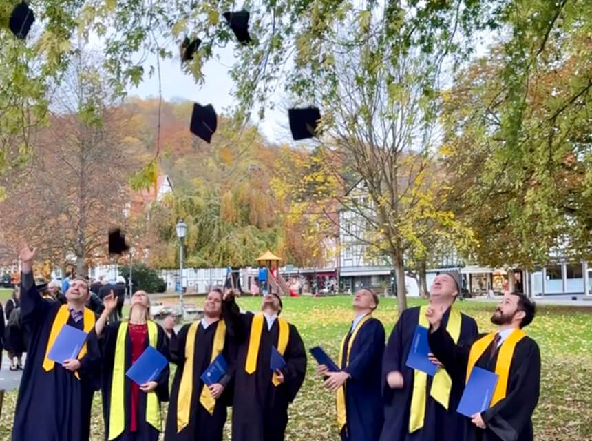 Geschafft! Da kann man schon mal den Hut vor ziehen – oder auch direkt in die Luft werfen!