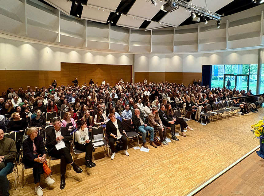 Am letzten Wochenende im Oktober bekamen bei zwei Abschlussveranstaltungen knapp 300 Absolvierende ihre Zeugnis persönlich überreicht.