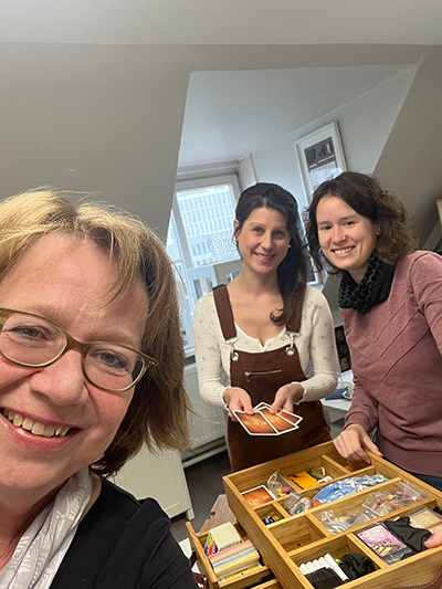 Frau Prof. Dr. Bärbel Kühne, Karina Michaelis und Svenja Borsuk freuen sich über den Abschluss.