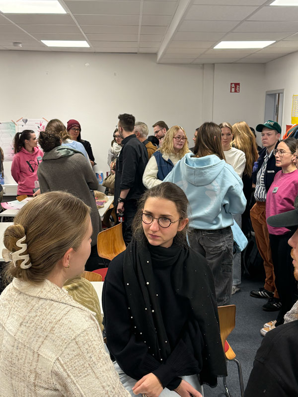 Intensiver Austausch gleich zu Beginn – Studierende aus mehreren Design-Studiengängen kommen beim D.SIGN Summit in München persönlich zusammen.