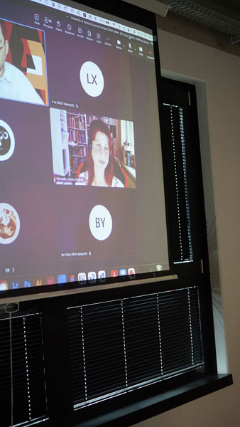 Hybrides Setting der Konferenz: Der Beitrag von Karina Michaelis wurde vor Ort und online zusammengeführt – für internationale Reichweite und Dialog.