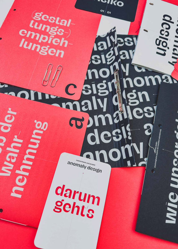 Ausschnitt aus der Masterarbeit von Lisa Hundertmark zu normwidrigen Designkonzepten: typografische Karten und Hefte („anomaly design“).
