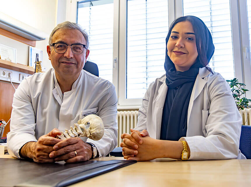 Prof. Dr. med. Tamim Rahim und Physician Assistant-Studentin Chulud Akhondzada im GPR Klinikum Rüsselsheim.