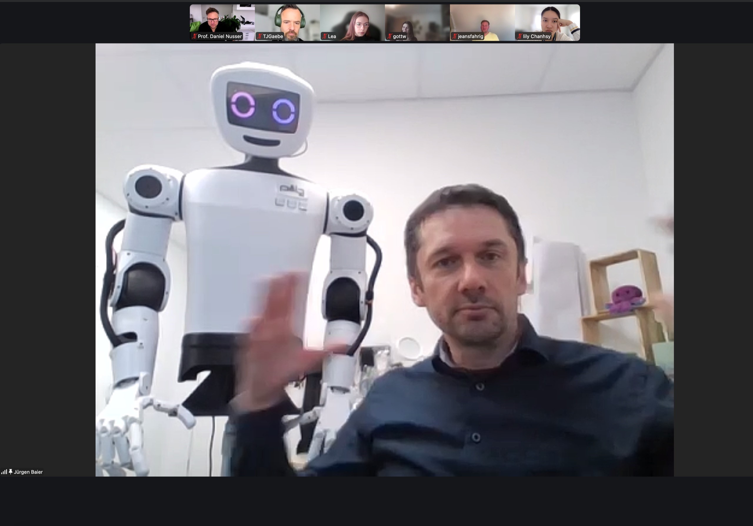 Dr. Jürgen Baier, Geschäftsführer der Nürnberger isento GmbH, stellt den Studierenden pibvor.