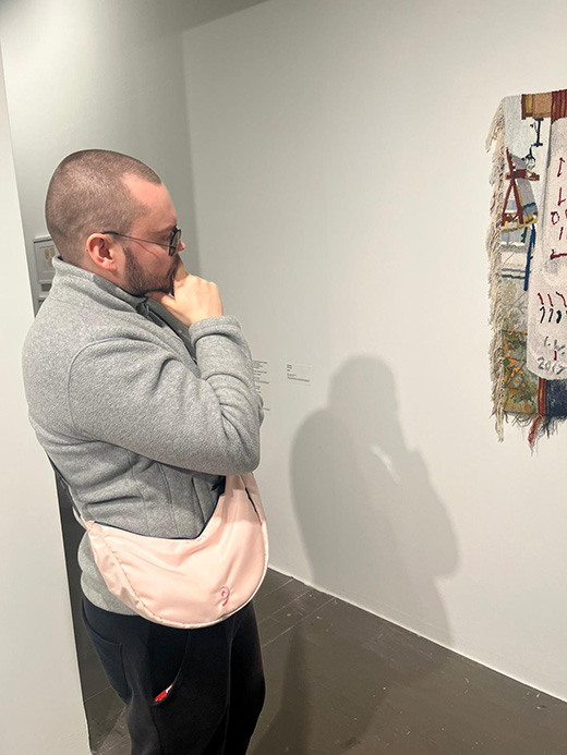 Daniel Meier ist in ein Werk vertieft.