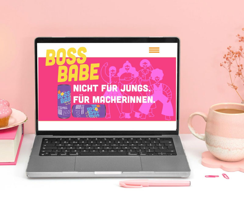 Cara und Janine verbinden in „Boss Babe“ Markenentwicklung, Kampagnenlogik und gesellschaftliche Haltung: Ihr Projekt zeigt, wie Kommunikationsdesign Mädchen darin bestärken kann, Handwerksberufe als eigene Zukunftsperspektive zu sehen.